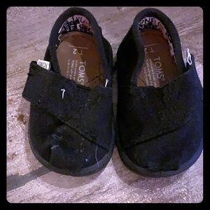 Size 2T Toms